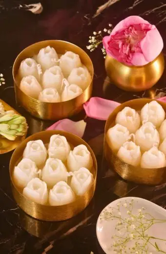 Snowy Tulips Brass Candle – Large